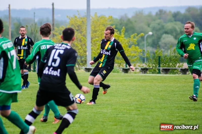 Zdjęcie w galerii na portalu naszraciborz.pl: A klasa. Kiks zamieniony na gola dał Rudom trzy punkty [FOTO] wiadomości z regionu