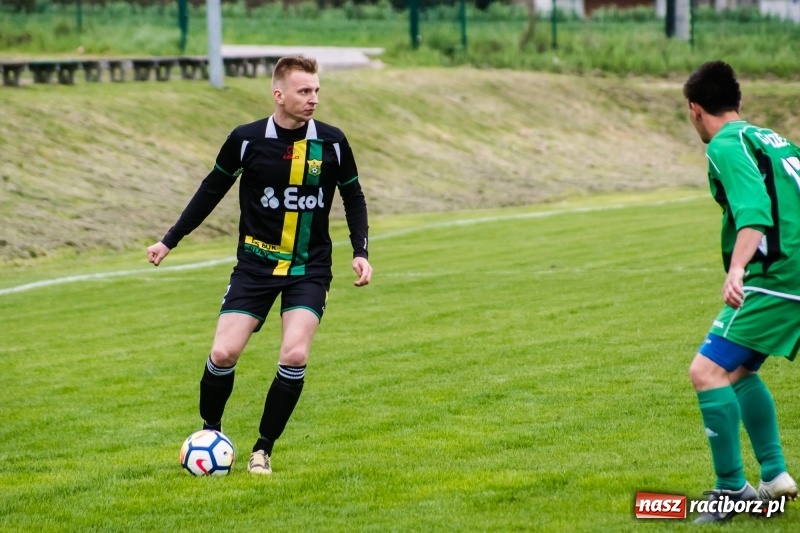 Zdjęcie w galerii na portalu naszraciborz.pl: A klasa. Kiks zamieniony na gola dał Rudom trzy punkty [FOTO] wiadomości z regionu