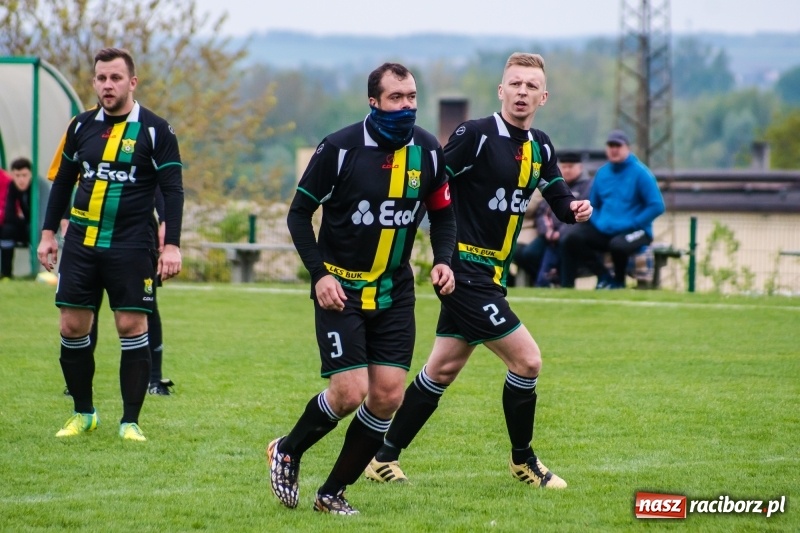 Zdjęcie w galerii na portalu naszraciborz.pl: A klasa. Kiks zamieniony na gola dał Rudom trzy punkty [FOTO] wiadomości z regionu