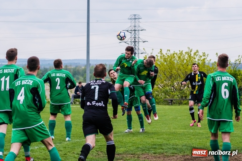 Zdjęcie w galerii na portalu naszraciborz.pl: A klasa. Kiks zamieniony na gola dał Rudom trzy punkty [FOTO] wiadomości z regionu