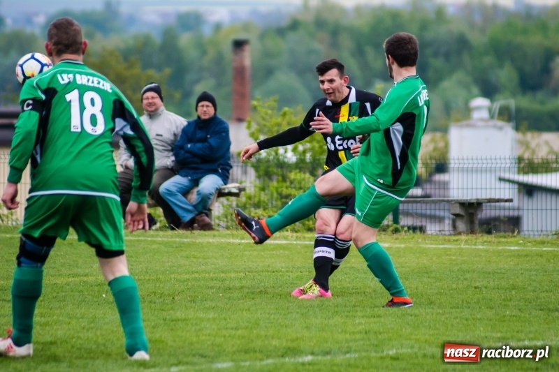Zdjęcie w galerii na portalu naszraciborz.pl: A klasa. Kiks zamieniony na gola dał Rudom trzy punkty [FOTO] wiadomości z regionu