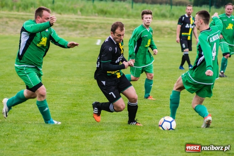 Zdjęcie w galerii na portalu naszraciborz.pl: A klasa. Kiks zamieniony na gola dał Rudom trzy punkty [FOTO] wiadomości z regionu