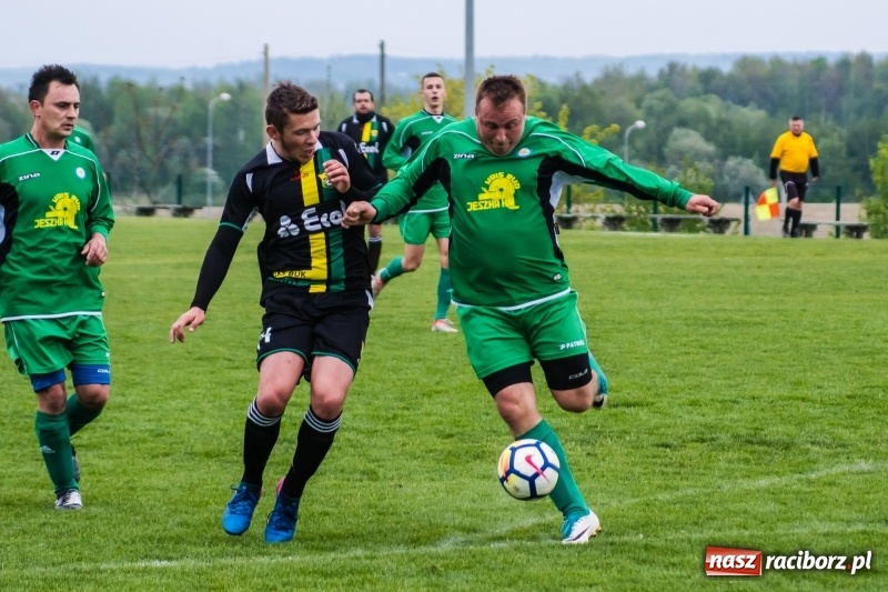 Zdjęcie w galerii na portalu naszraciborz.pl: A klasa. Kiks zamieniony na gola dał Rudom trzy punkty [FOTO] wiadomości z regionu