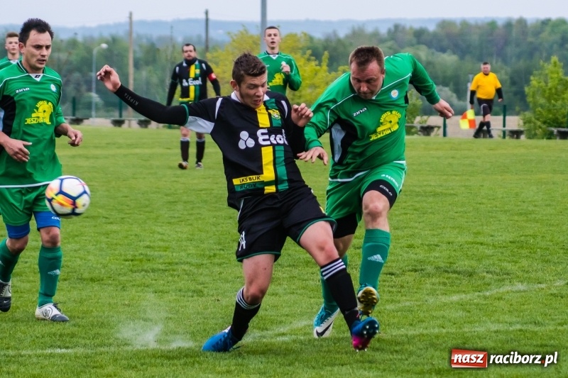 Zdjęcie w galerii na portalu naszraciborz.pl: A klasa. Kiks zamieniony na gola dał Rudom trzy punkty [FOTO] wiadomości z regionu