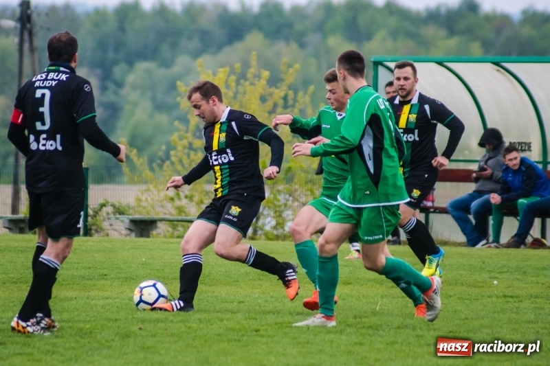 Zdjęcie w galerii na portalu naszraciborz.pl: A klasa. Kiks zamieniony na gola dał Rudom trzy punkty [FOTO] wiadomości z regionu