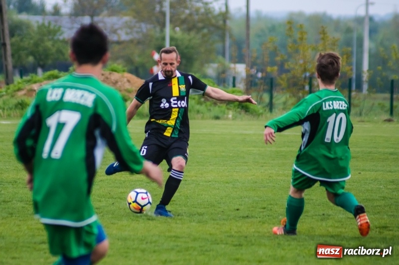 Zdjęcie w galerii na portalu naszraciborz.pl: A klasa. Kiks zamieniony na gola dał Rudom trzy punkty [FOTO] wiadomości z regionu