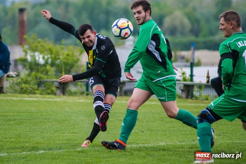 Zdjęcie w galerii na portalu naszraciborz.pl: A klasa. Kiks zamieniony na gola dał Rudom trzy punkty [FOTO] wiadomości z regionu