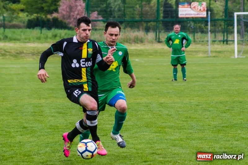 Zdjęcie w galerii na portalu naszraciborz.pl: A klasa. Kiks zamieniony na gola dał Rudom trzy punkty [FOTO] wiadomości z regionu