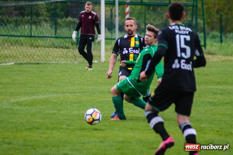 Zdjęcie w galerii na portalu naszraciborz.pl: A klasa. Kiks zamieniony na gola dał Rudom trzy punkty [FOTO] wiadomości z regionu