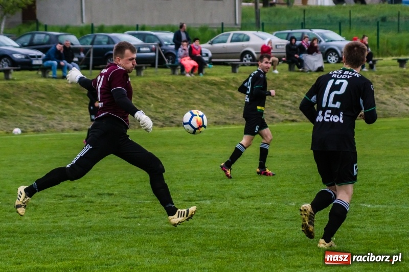 Zdjęcie w galerii na portalu naszraciborz.pl: A klasa. Kiks zamieniony na gola dał Rudom trzy punkty [FOTO] wiadomości z regionu