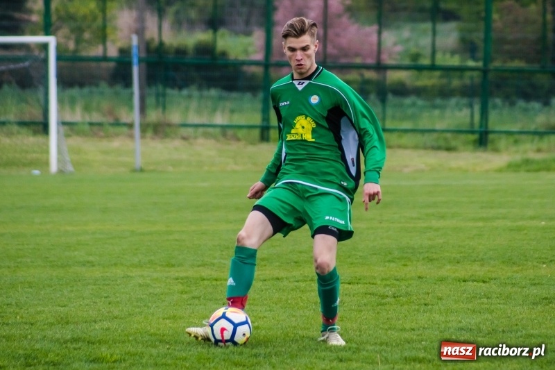 Zdjęcie w galerii na portalu naszraciborz.pl: A klasa. Kiks zamieniony na gola dał Rudom trzy punkty [FOTO] wiadomości z regionu