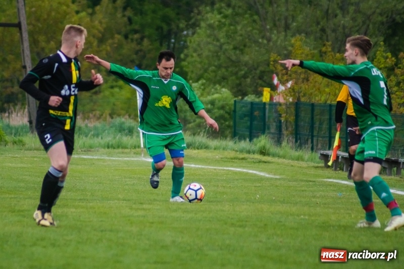Zdjęcie w galerii na portalu naszraciborz.pl: A klasa. Kiks zamieniony na gola dał Rudom trzy punkty [FOTO] wiadomości z regionu