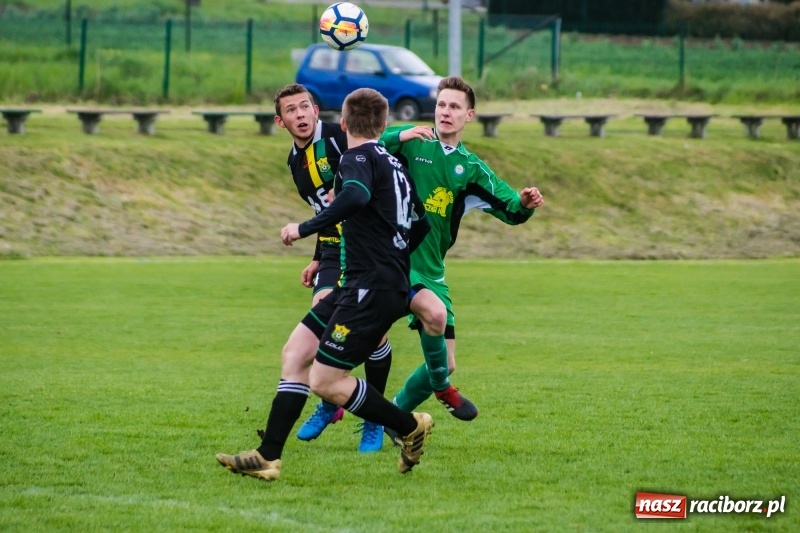 Zdjęcie w galerii na portalu naszraciborz.pl: A klasa. Kiks zamieniony na gola dał Rudom trzy punkty [FOTO] wiadomości z regionu