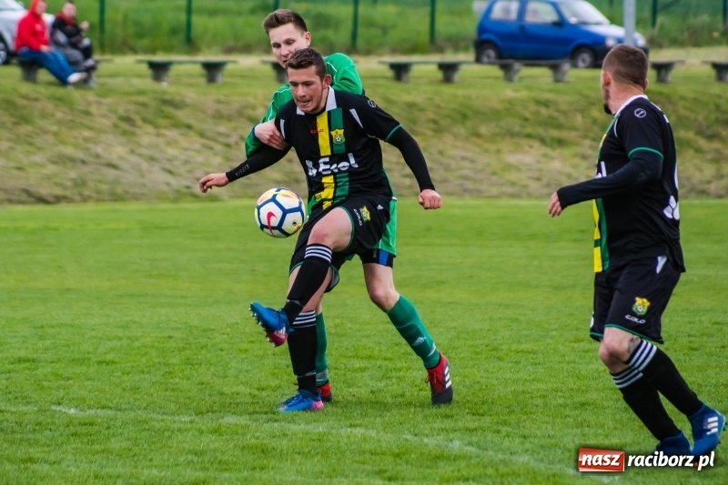 Zdjęcie w galerii na portalu naszraciborz.pl: A klasa. Kiks zamieniony na gola dał Rudom trzy punkty [FOTO] wiadomości z regionu