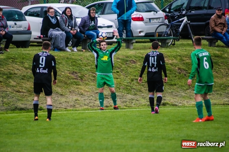 Zdjęcie w galerii na portalu naszraciborz.pl: A klasa. Kiks zamieniony na gola dał Rudom trzy punkty [FOTO] wiadomości z regionu