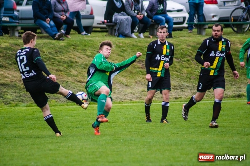 Zdjęcie w galerii na portalu naszraciborz.pl: A klasa. Kiks zamieniony na gola dał Rudom trzy punkty [FOTO] wiadomości z regionu