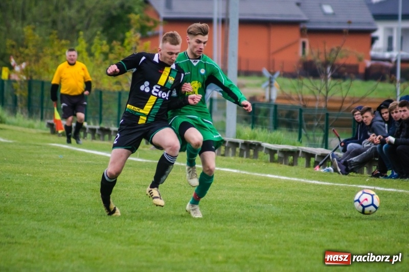 Zdjęcie w galerii na portalu naszraciborz.pl: A klasa. Kiks zamieniony na gola dał Rudom trzy punkty [FOTO] wiadomości z regionu