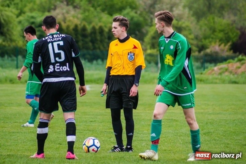 Zdjęcie w galerii na portalu naszraciborz.pl: A klasa. Kiks zamieniony na gola dał Rudom trzy punkty [FOTO] wiadomości z regionu