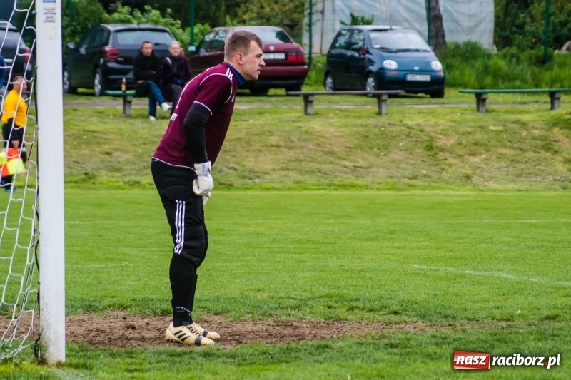 Zdjęcie w galerii na portalu naszraciborz.pl: A klasa. Kiks zamieniony na gola dał Rudom trzy punkty [FOTO] wiadomości z regionu