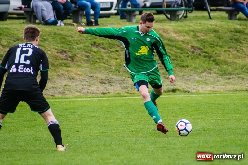 Zdjęcie w galerii na portalu naszraciborz.pl: A klasa. Kiks zamieniony na gola dał Rudom trzy punkty [FOTO] wiadomości z regionu