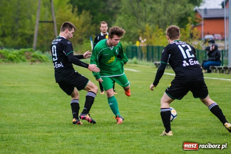 Zdjęcie w galerii na portalu naszraciborz.pl: A klasa. Kiks zamieniony na gola dał Rudom trzy punkty [FOTO] wiadomości z regionu