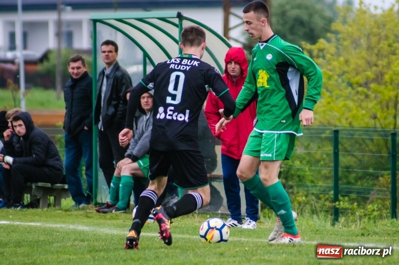 Zdjęcie w galerii na portalu naszraciborz.pl: A klasa. Kiks zamieniony na gola dał Rudom trzy punkty [FOTO] wiadomości z regionu