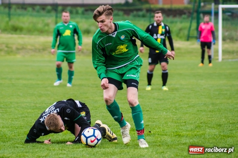 Zdjęcie w galerii na portalu naszraciborz.pl: A klasa. Kiks zamieniony na gola dał Rudom trzy punkty [FOTO] wiadomości z regionu