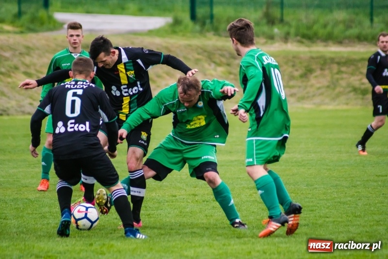 Zdjęcie w galerii na portalu naszraciborz.pl: A klasa. Kiks zamieniony na gola dał Rudom trzy punkty [FOTO] wiadomości z regionu