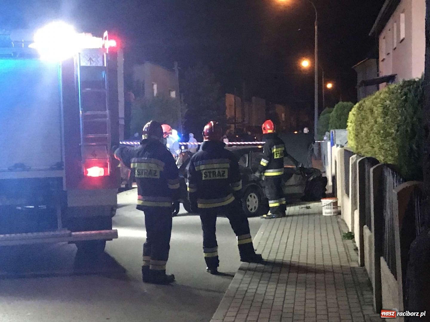 Zdjęcie w galerii na portalu naszraciborz.pl: Rozbił dwa pojazdy i uciekł. Policja ustala, kto kierował mazdą [FOTO]  wiadomości z regionu
