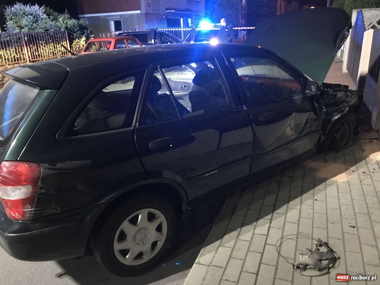 Zdjęcie w galerii na portalu naszraciborz.pl: Rozbił dwa pojazdy i uciekł. Policja ustala, kto kierował mazdą [FOTO]  wiadomości z regionu