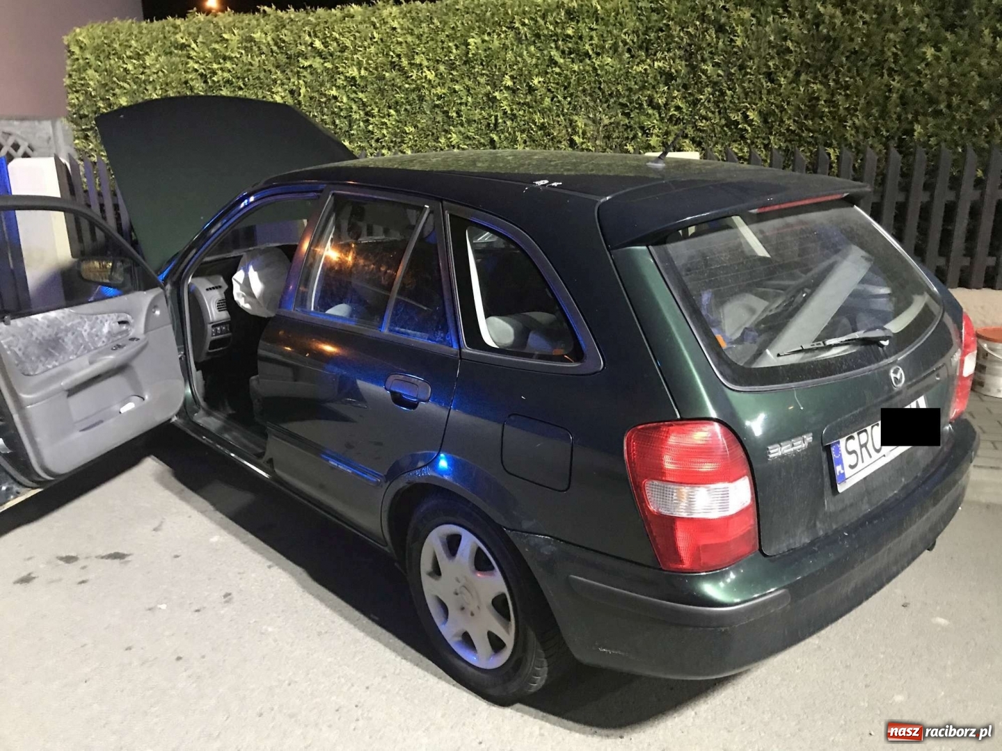 Zdjęcie w galerii na portalu naszraciborz.pl: Rozbił dwa pojazdy i uciekł. Policja ustala, kto kierował mazdą [FOTO]  wiadomości z regionu