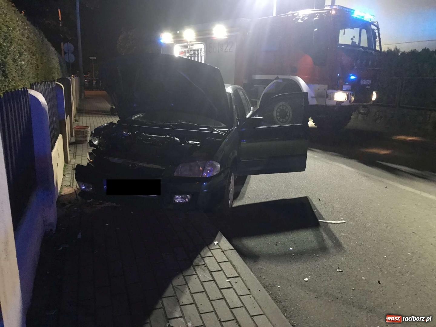 Zdjęcie w galerii na portalu naszraciborz.pl: Rozbił dwa pojazdy i uciekł. Policja ustala, kto kierował mazdą [FOTO]  wiadomości z regionu