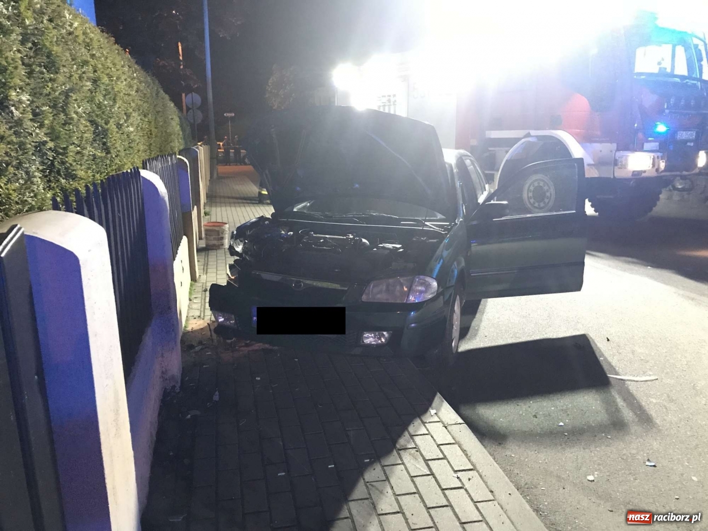Zdjęcie w galerii na portalu naszraciborz.pl: Rozbił dwa pojazdy i uciekł. Policja ustala, kto kierował mazdą [FOTO]  wiadomości z regionu