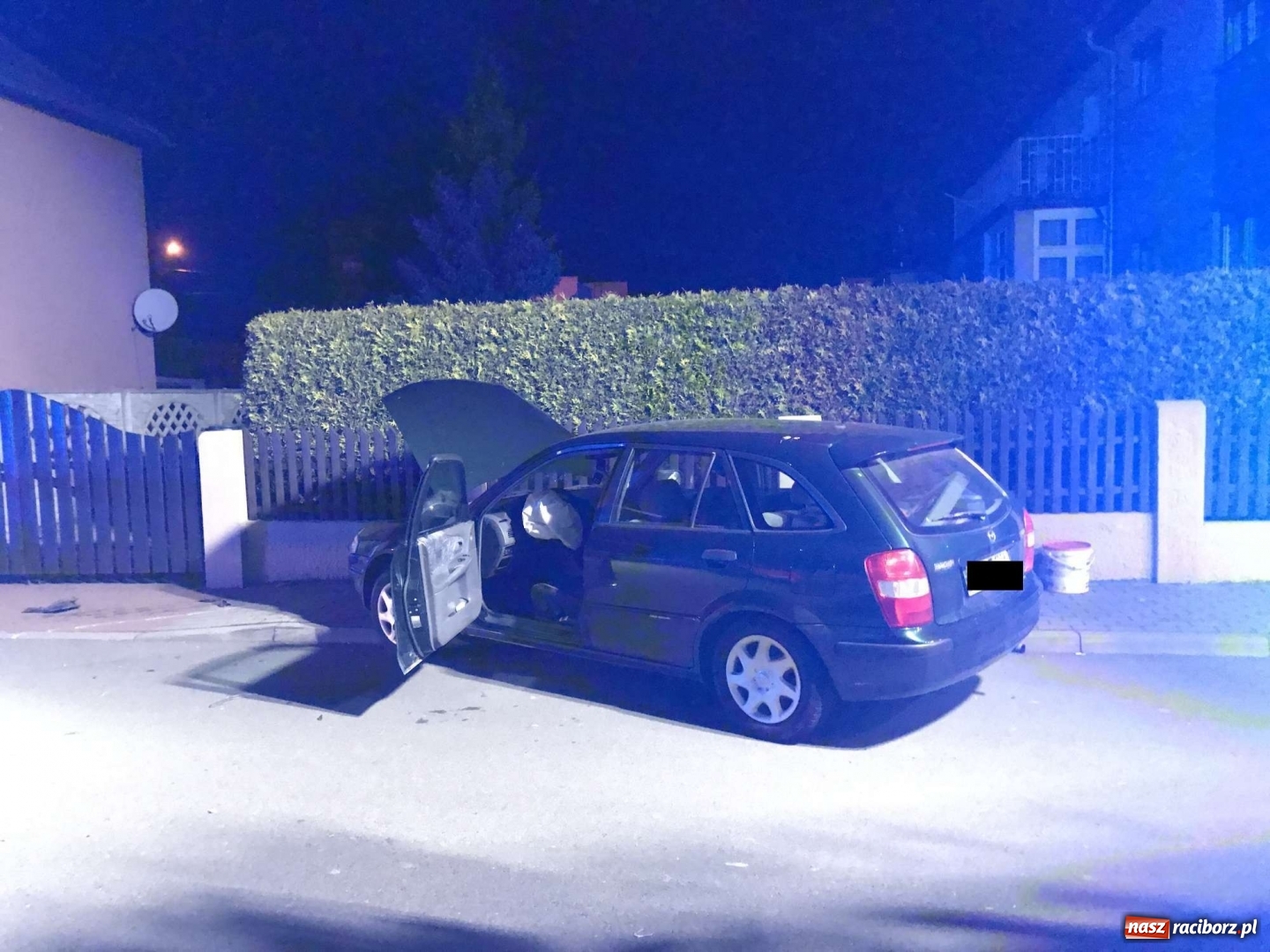 Zdjęcie w galerii na portalu naszraciborz.pl: Rozbił dwa pojazdy i uciekł. Policja ustala, kto kierował mazdą [FOTO]  wiadomości z regionu