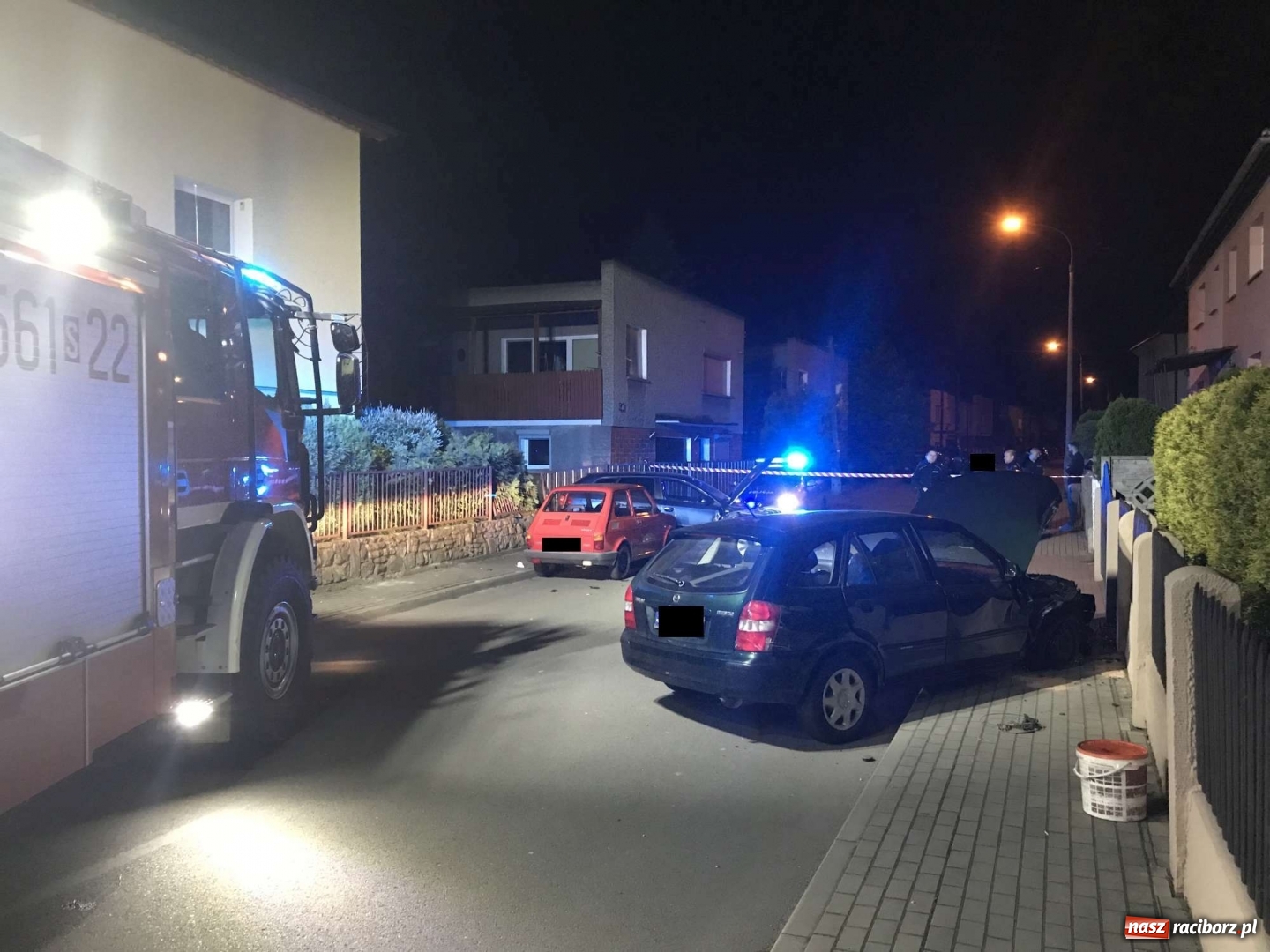 Zdjęcie w galerii na portalu naszraciborz.pl: Rozbił dwa pojazdy i uciekł. Policja ustala, kto kierował mazdą [FOTO]  wiadomości z regionu