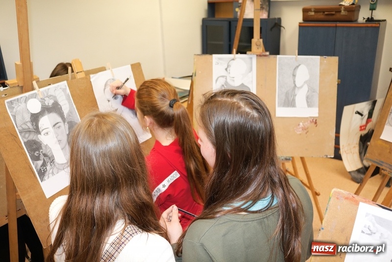 Zdjęcie w galerii na portalu naszraciborz.pl: Odkryj w sobie artystę. Dzień Otwarty w raciborskim Liceum Plastycznym wiadomości z regionu