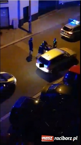 Zdjęcie w galerii na portalu naszraciborz.pl: Akcja policji na Bema. Zatrzymanie pijanego kierowcy mazdy [WIDEO] wiadomości z regionu