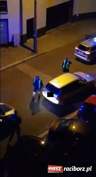 Zdjęcie w galerii na portalu naszraciborz.pl: Akcja policji na Bema. Zatrzymanie pijanego kierowcy mazdy [WIDEO] wiadomości z regionu