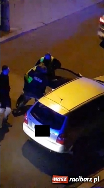 Zdjęcie w galerii na portalu naszraciborz.pl: Akcja policji na Bema. Zatrzymanie pijanego kierowcy mazdy [WIDEO] wiadomości z regionu
