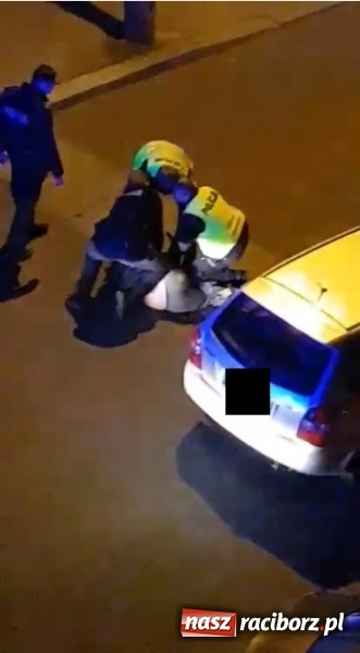 Zdjęcie w galerii na portalu naszraciborz.pl: Akcja policji na Bema. Zatrzymanie pijanego kierowcy mazdy [WIDEO] wiadomości z regionu