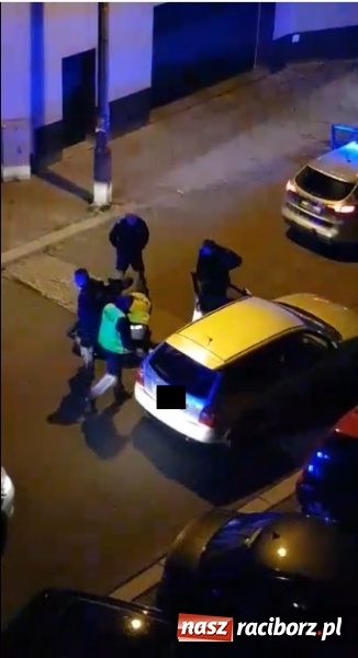 Zdjęcie w galerii na portalu naszraciborz.pl: Akcja policji na Bema. Zatrzymanie pijanego kierowcy mazdy [WIDEO] wiadomości z regionu