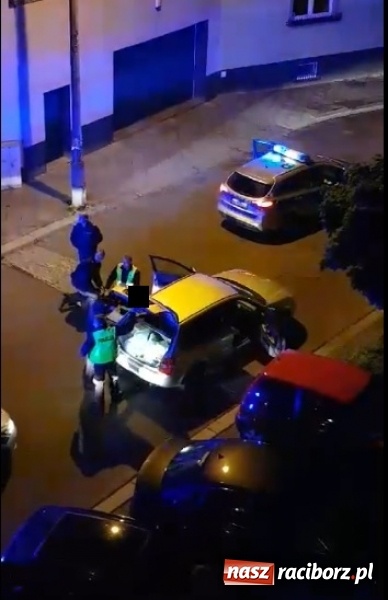 Zdjęcie w galerii na portalu naszraciborz.pl: Akcja policji na Bema. Zatrzymanie pijanego kierowcy mazdy [WIDEO] wiadomości z regionu