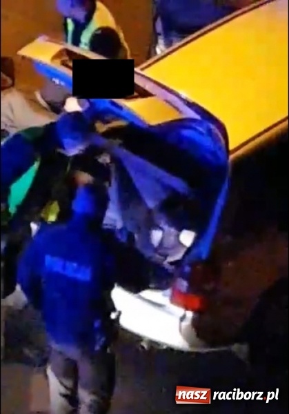 Zdjęcie w galerii na portalu naszraciborz.pl: Akcja policji na Bema. Zatrzymanie pijanego kierowcy mazdy [WIDEO] wiadomości z regionu