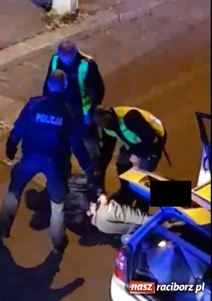 Zdjęcie w galerii na portalu naszraciborz.pl: Akcja policji na Bema. Zatrzymanie pijanego kierowcy mazdy [WIDEO] wiadomości z regionu