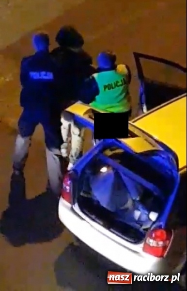 Zdjęcie w galerii na portalu naszraciborz.pl: Akcja policji na Bema. Zatrzymanie pijanego kierowcy mazdy [WIDEO] wiadomości z regionu
