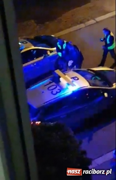 Zdjęcie w galerii na portalu naszraciborz.pl: Akcja policji na Bema. Zatrzymanie pijanego kierowcy mazdy [WIDEO] wiadomości z regionu