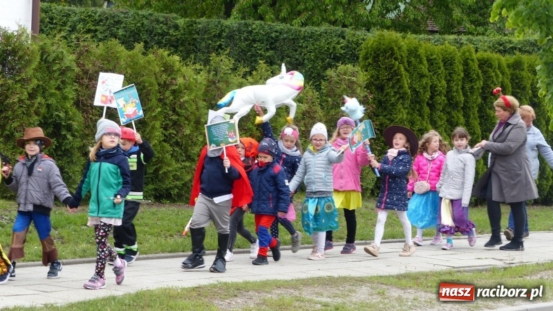 Zdjęcie w galerii na portalu naszraciborz.pl: Parada bajkowych postaci przemaszerowała ulicami Brzezia  wiadomości z regionu