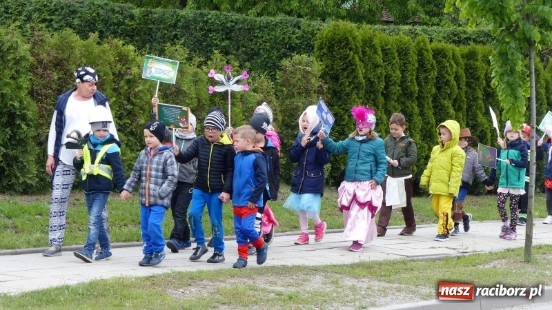 Zdjęcie w galerii na portalu naszraciborz.pl: Parada bajkowych postaci przemaszerowała ulicami Brzezia  wiadomości z regionu