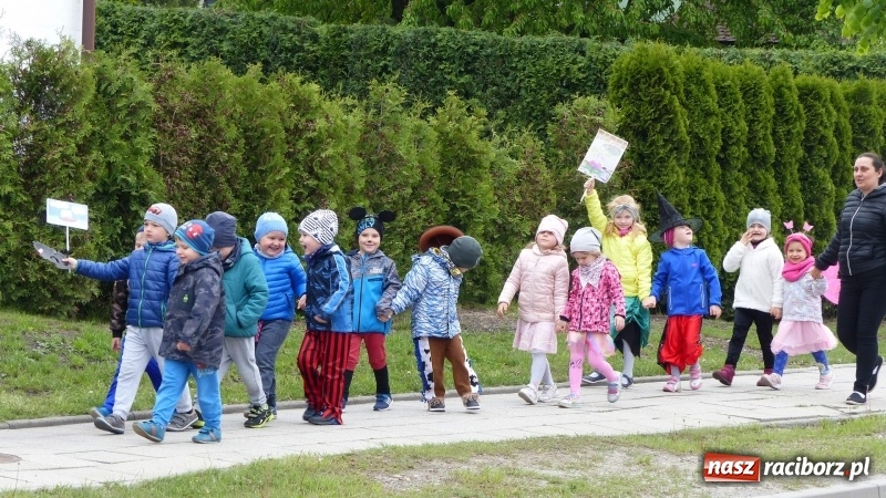 Zdjęcie w galerii na portalu naszraciborz.pl: Parada bajkowych postaci przemaszerowała ulicami Brzezia  wiadomości z regionu