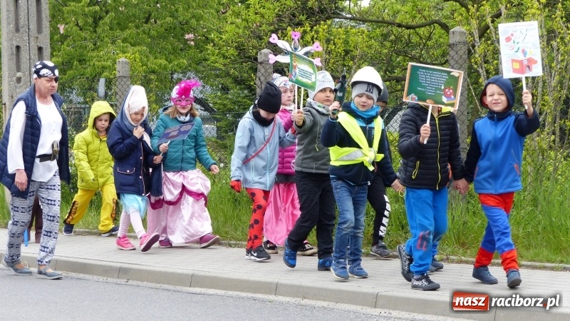 Zdjęcie w galerii na portalu naszraciborz.pl: Parada bajkowych postaci przemaszerowała ulicami Brzezia  wiadomości z regionu